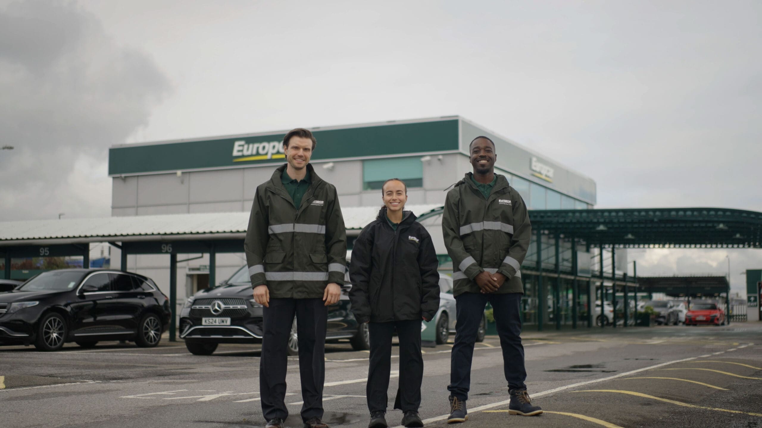 Ext Heathrow Staff & Customer 2 Thre Employees 101990